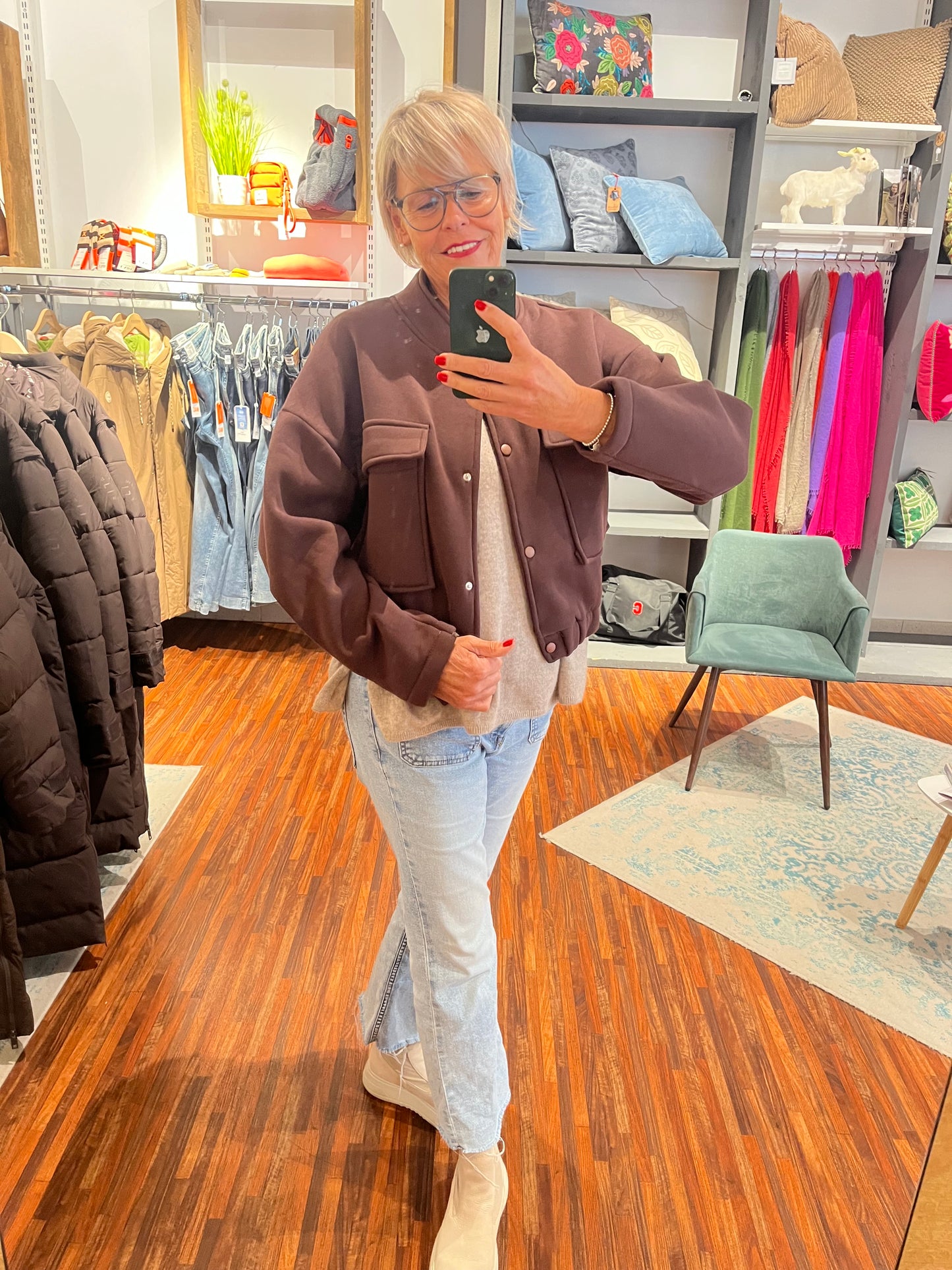 Kurze Jacke mit aufgesetzten Tasche