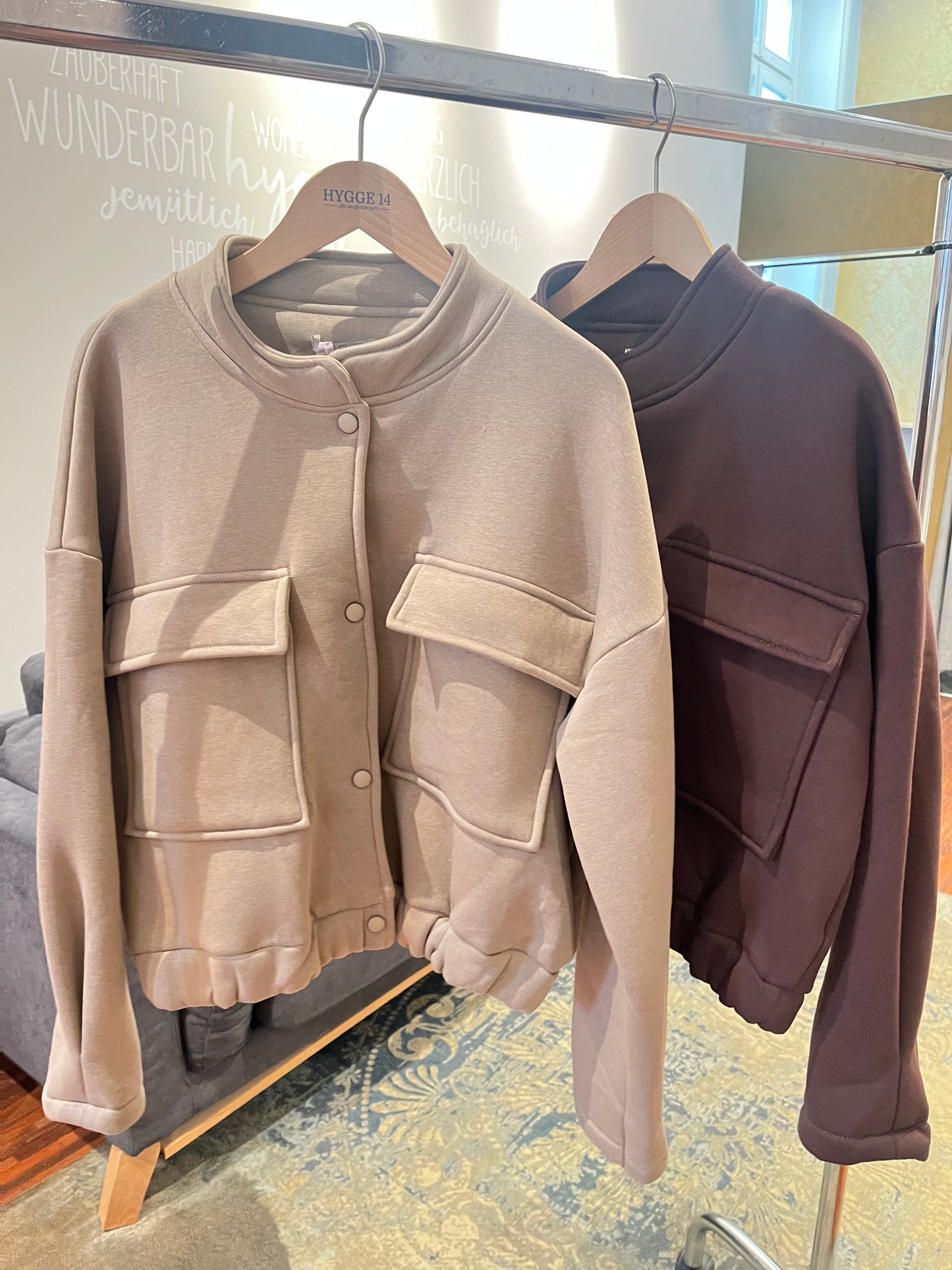 Kurze Jacke mit aufgesetzten Tasche