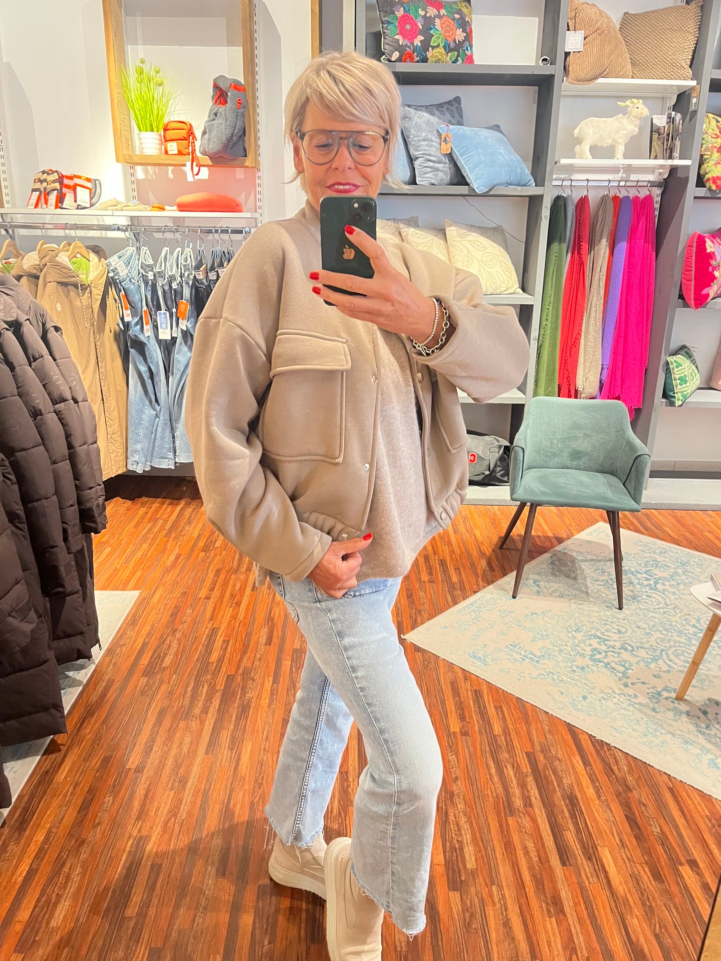 Kurze Jacke mit aufgesetzten Tasche