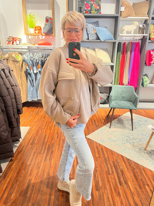 Kurze Jacke mit aufgesetzten Tasche